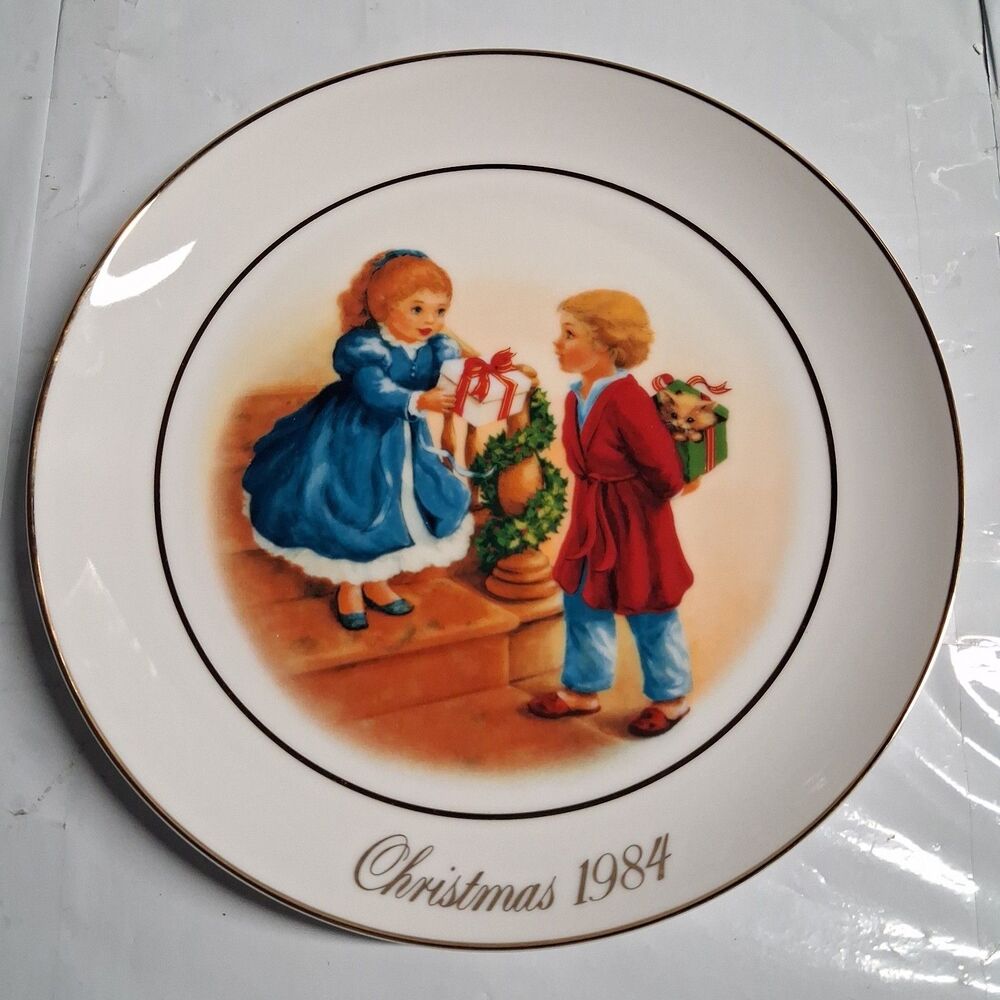 Vintage Avon 1984 Collector Plate Celebrating the Joy of Giving 22k gold Trim
